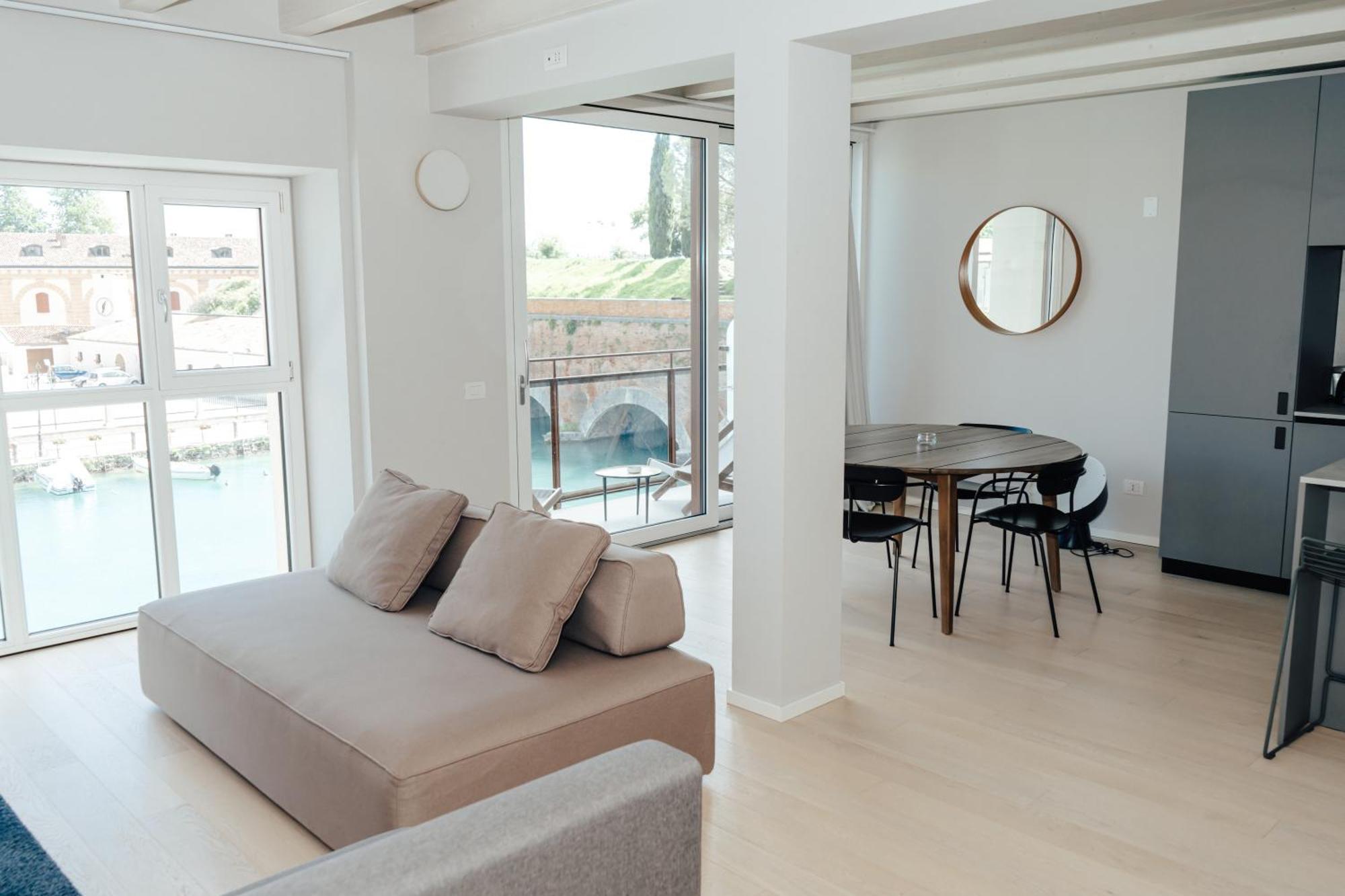 C House Rooms Lake เปสเคียรา เดล การ์ดา ภายนอก รูปภาพ