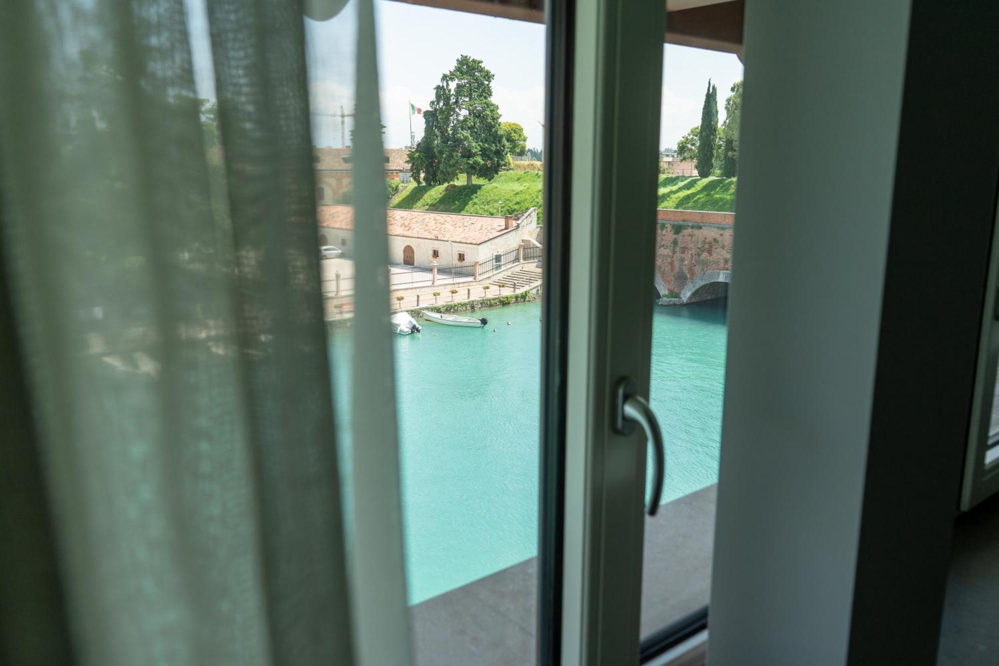 C House Rooms Lake เปสเคียรา เดล การ์ดา ภายนอก รูปภาพ