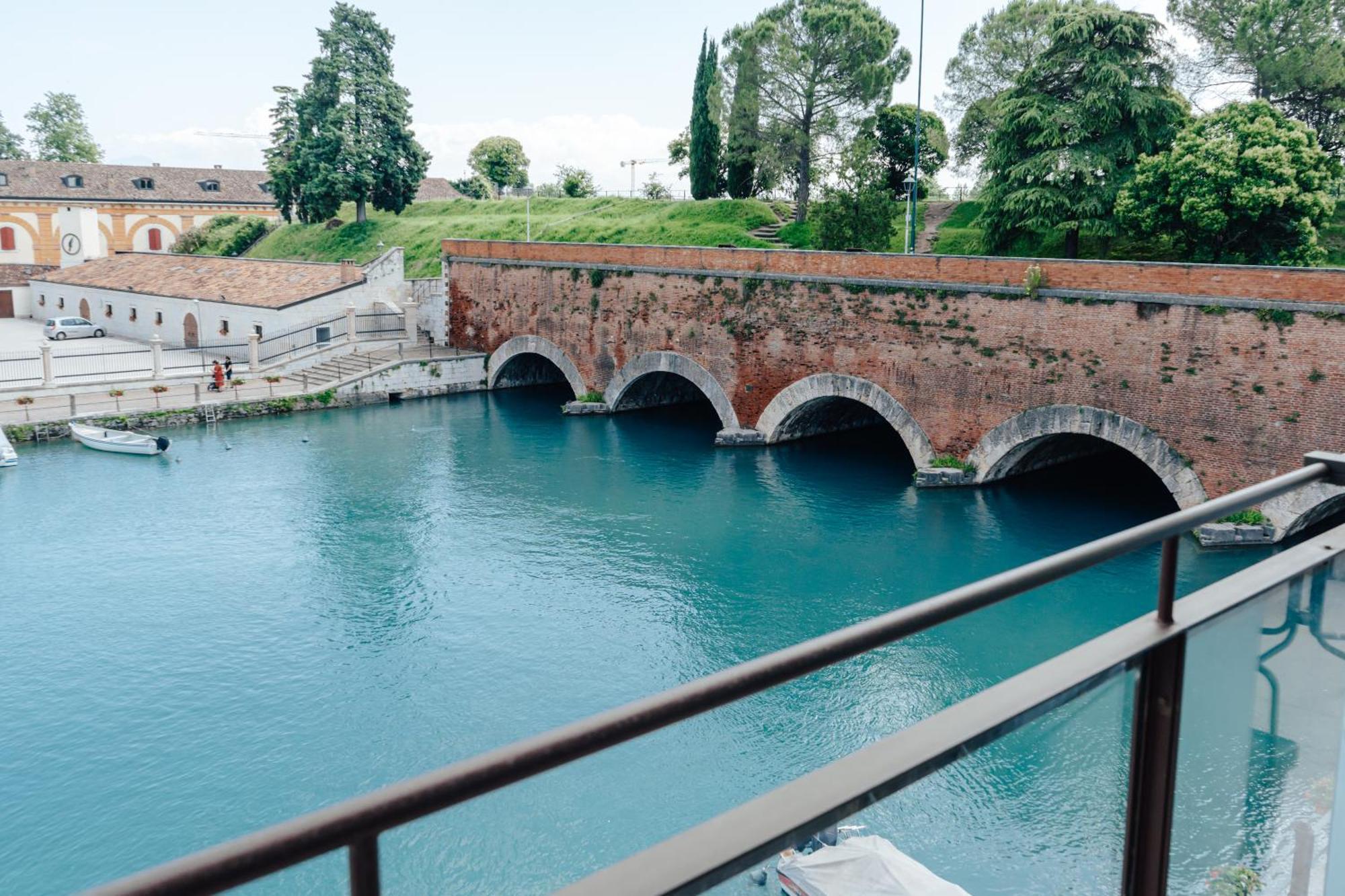 C House Rooms Lake เปสเคียรา เดล การ์ดา ภายนอก รูปภาพ